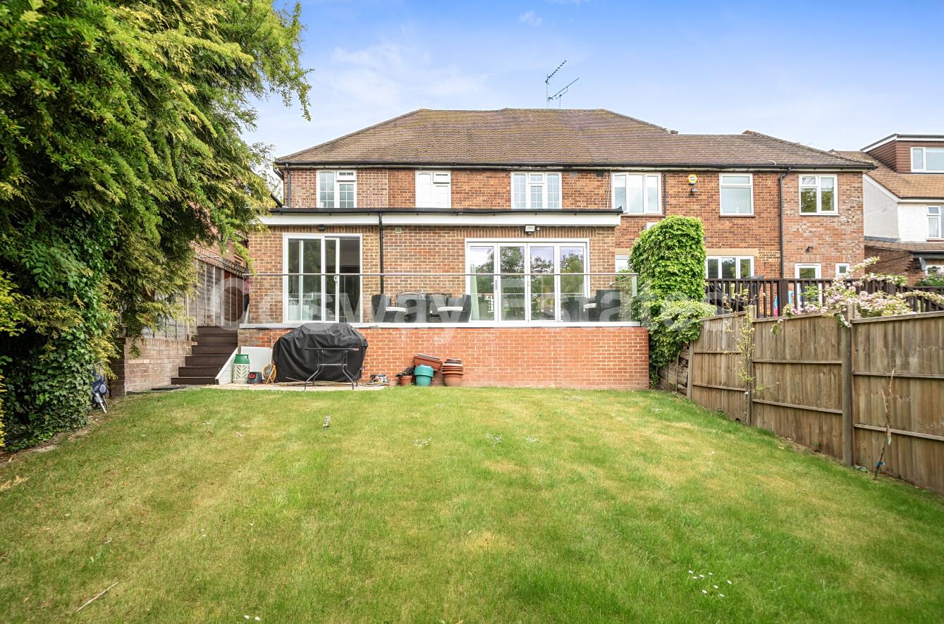 5 bed property in The Reddings, Mill Hill, NW7, London